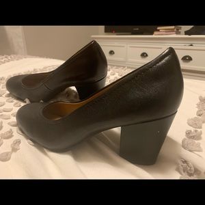 Soffit black leather pumps NWT